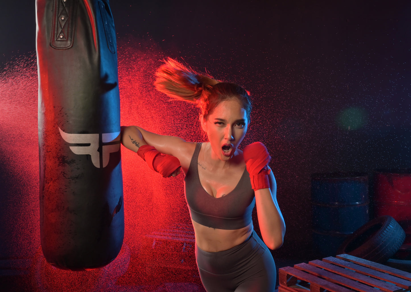 Portrait of lady boxer fototapet