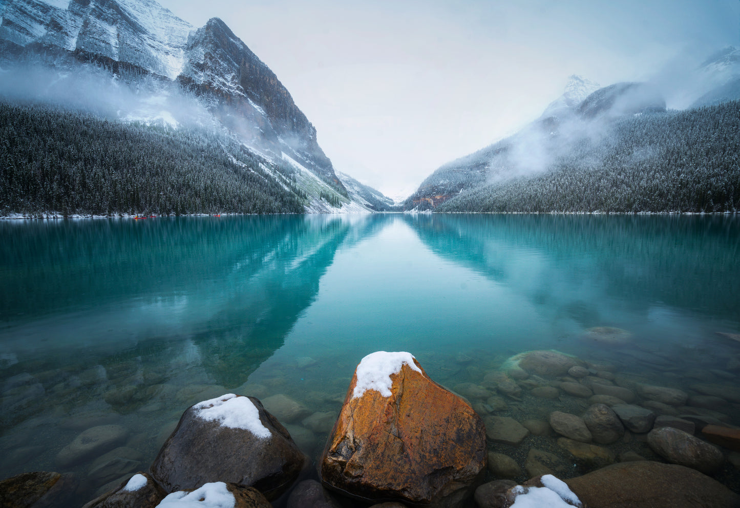 Foggy Lake Louise fototapet