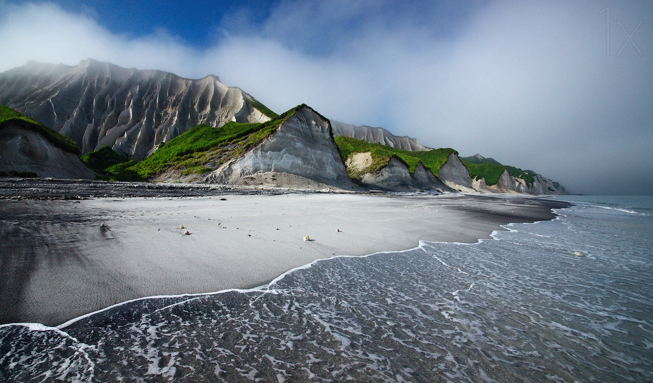 White cliffs of Iturup island fototapet
