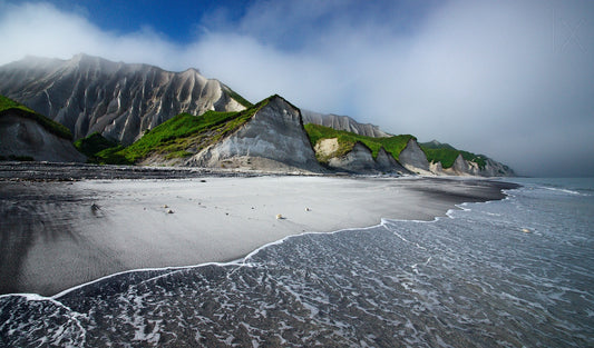 White cliffs of Iturup island fototapet