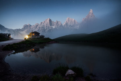 Wooden house between mountain and lake fototapet