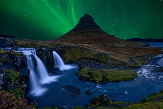 Kirkjufell...   Under a boreal green sky fototapet