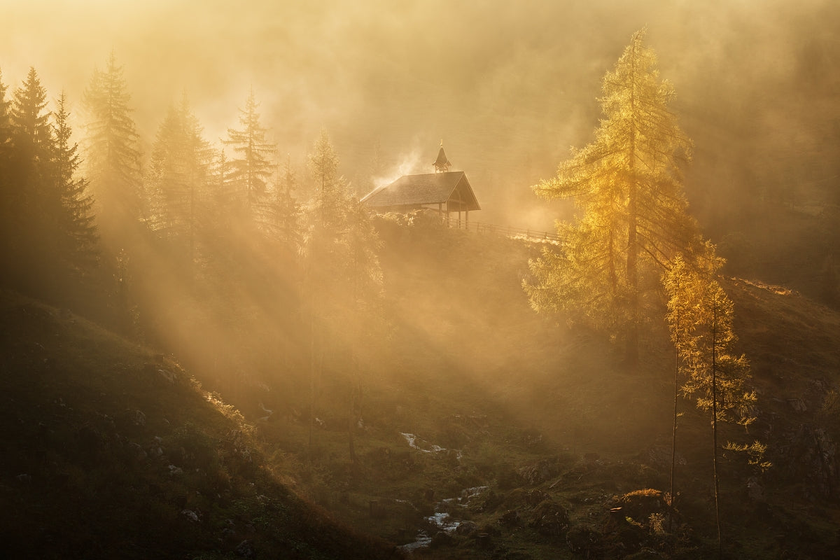 Alpine church in the morning fog fototapet