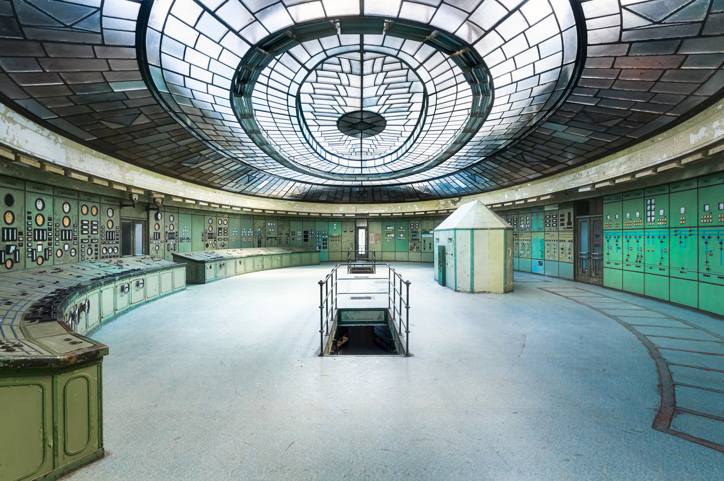 Abandoned Art Deco Control Room fototapet