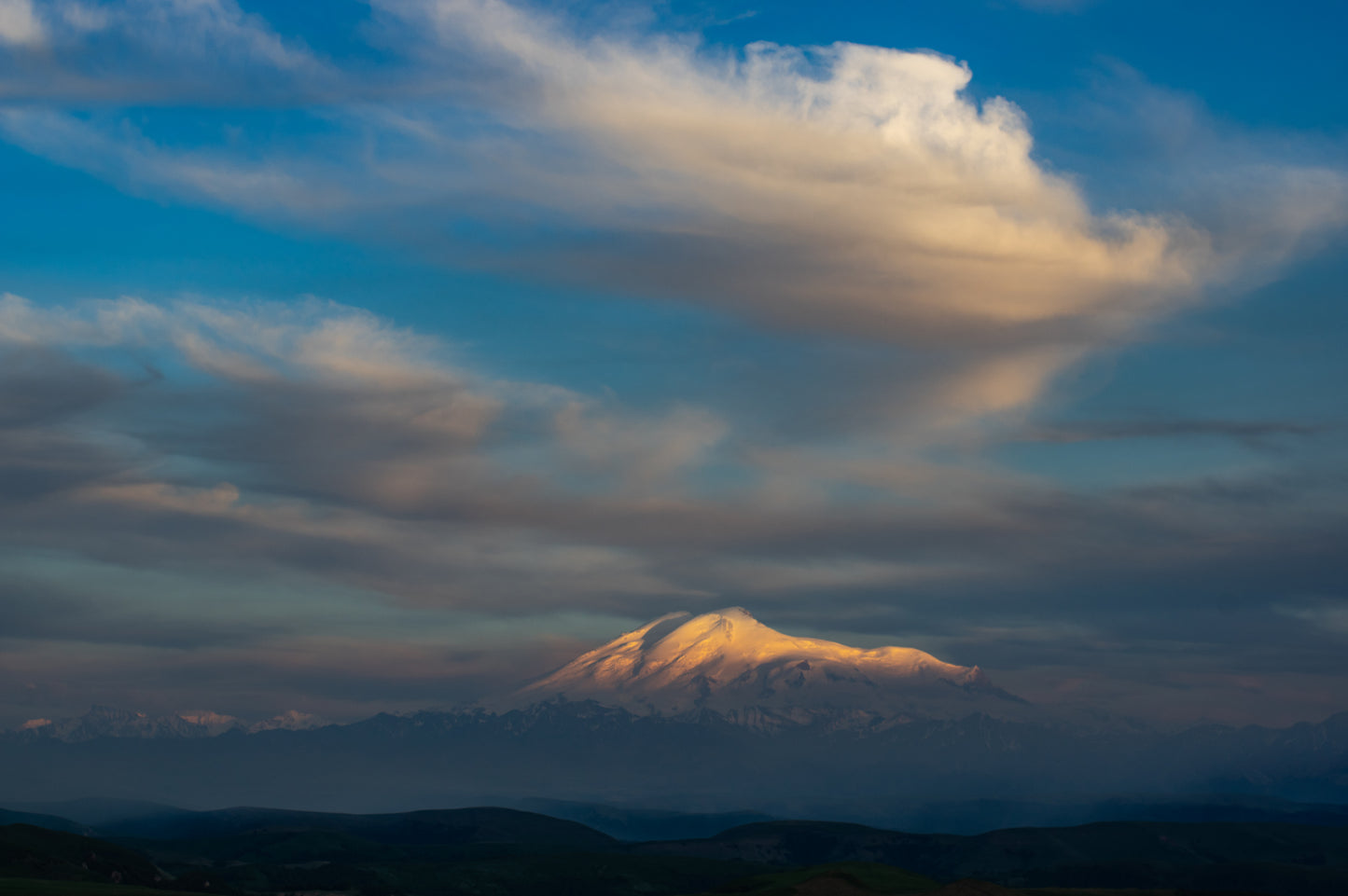 ELBRUS AND THE CLOUD fototapet