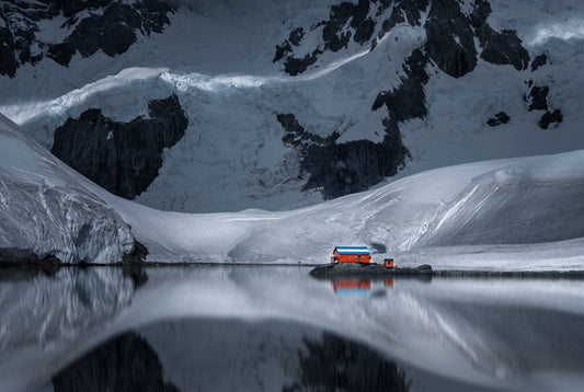 A Red House by Antarctica Glacier fototapet
