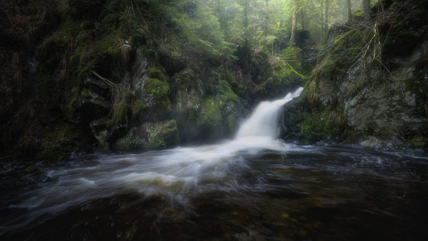 Hidden waterfall in the forest unveils its beauty fototapet