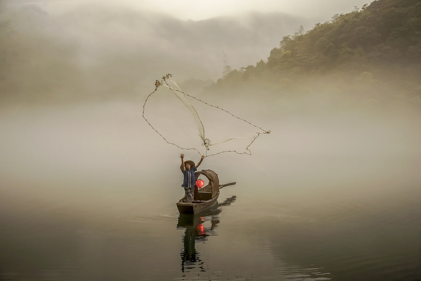 A Fisherman in the Morning Mist fototapet