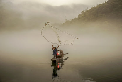 A Fisherman in the Morning Mist fototapet